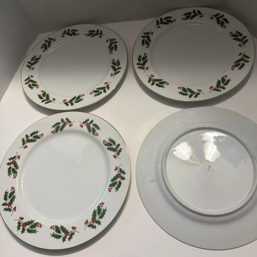 Vintage Christmas Holly Berry Dinner Plates Set of 8 Japan Gold Trim 10.5